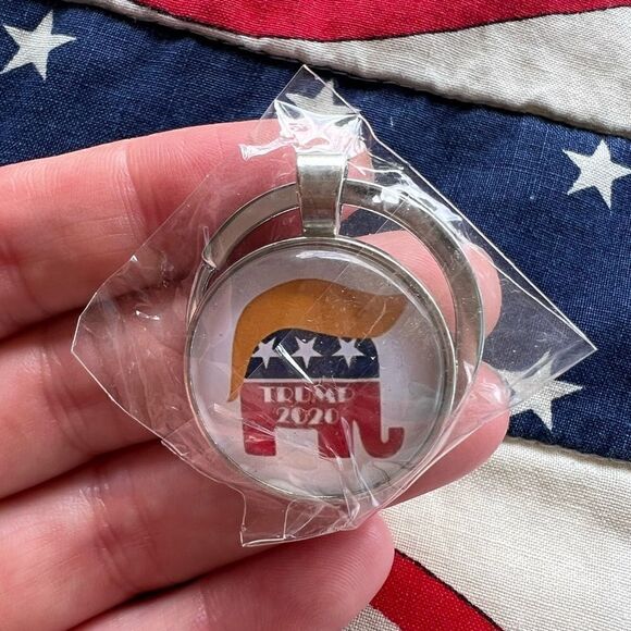 Reseller Bundle! Over 2.6 lbs TRUMP 2020 Collectible Keychains! Give as gifts! - Picture 6 of 9